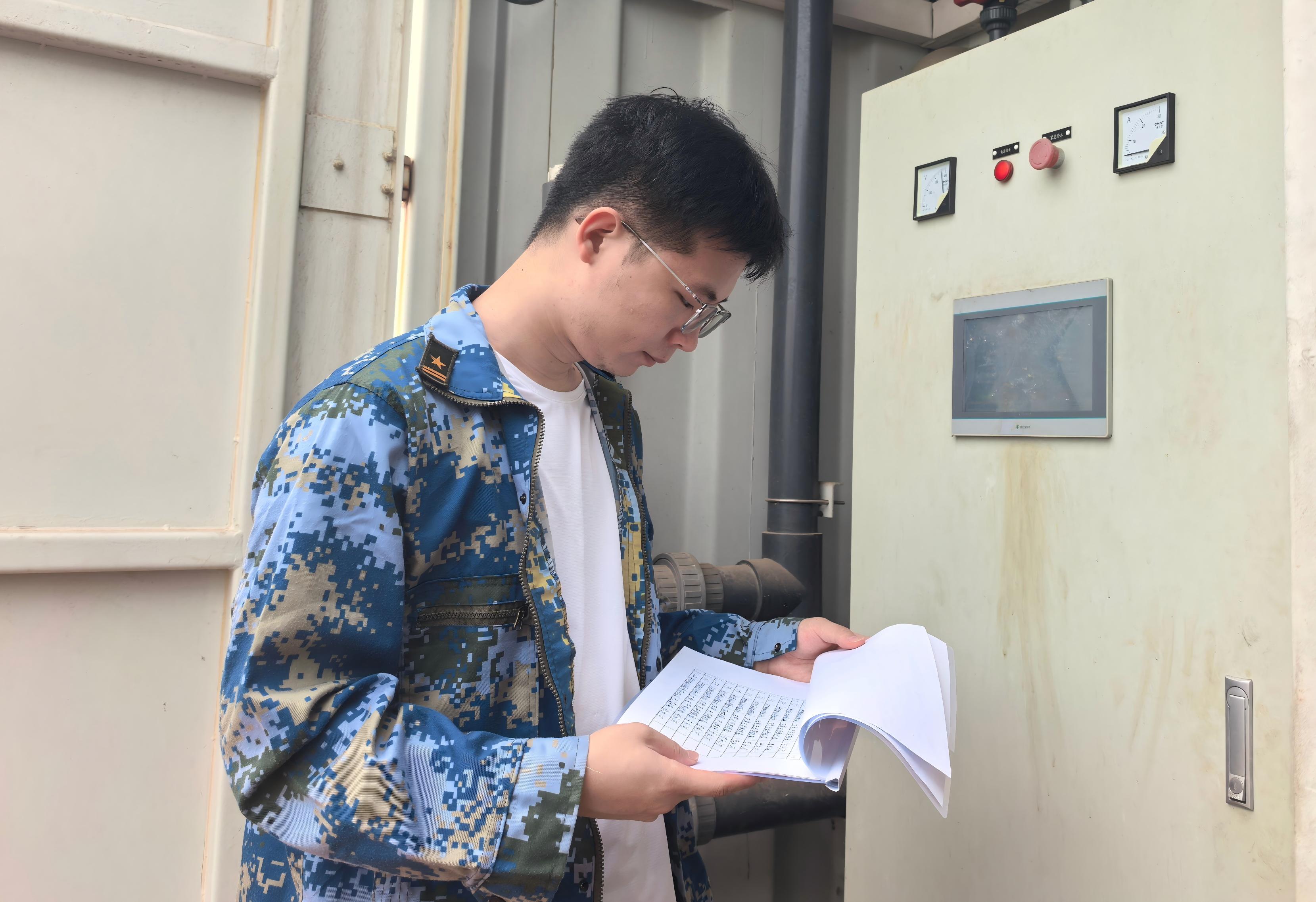 1755631881679.jpg 工作場(chǎng)景2:亓豪偉在一體化污水處理設(shè)備巡檢中(1).jpg